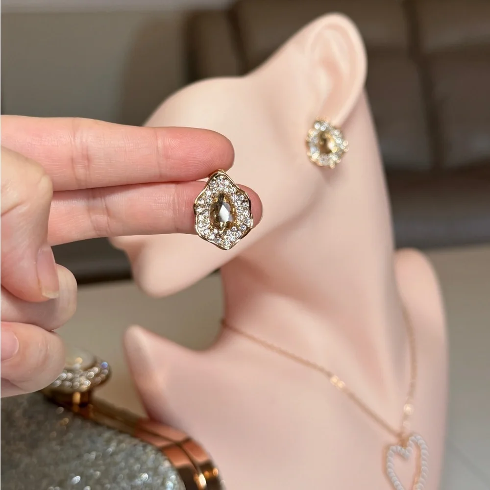 ⚜️ Elegant Gold and Silver Stud Earrings